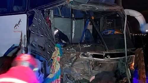 Fatal choque entre bus y camión en la ruta Oruro Cochabamba