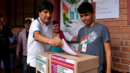 Evo Morales vota en Villa Tunari y afirma que ninguno de los candidatos representa al movimiento popular