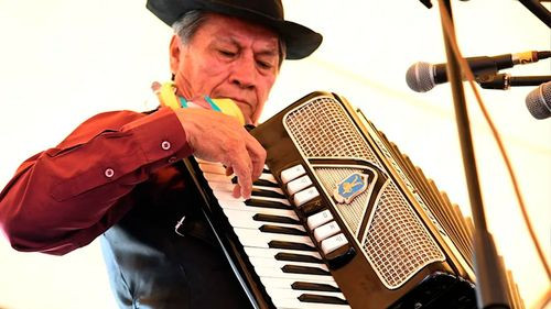 Acordeones, coplas con puchero reviven el Carnaval tradicional de Cochabamba