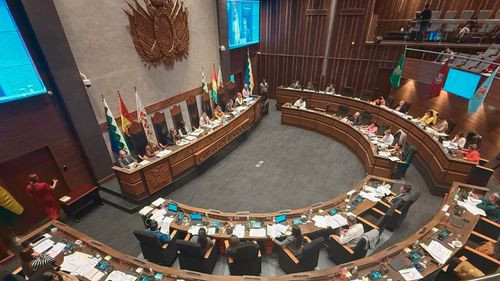 Proponen referéndum para reducir sueldo de legisladores