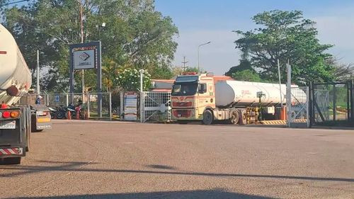 Cisternas comienzan a descargar combustible importado en Palmasola, pero persisten las filas en surtidores