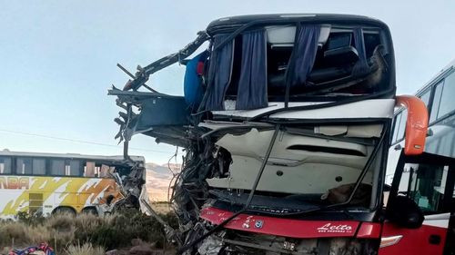 Dos flotas colisionan en la carretera La Paz–Potosí dejando un saldo trágico