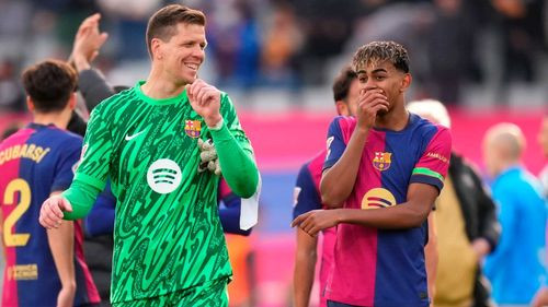 Yamal corta transmisión en vivo tras captar a Szczesny fumando en el vestuario