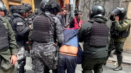 Jornada violenta en La Paz: Ocho aprehendidos tras choques con mineros y ataques al Ministerio de Educación