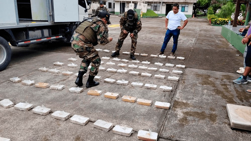 Secuestran más de 82 kilos de cocaína base y aprehenden a cinco personas en el trópico de Cochabamba