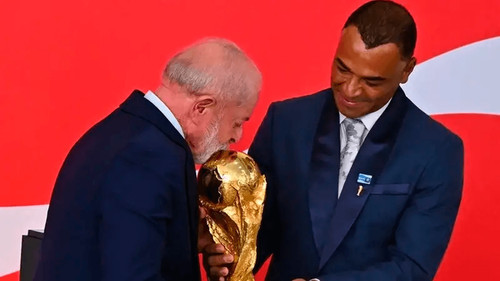 Lula besa la Copa del Mundo y confía en el hexacampeonato de Brasil