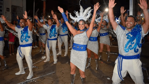 Los Testarudos arrasan en la última precarnavalera al ritmo de la ‘Macarena’