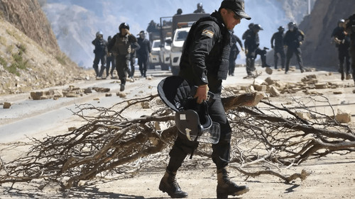  Policías y militares activan operativo para desbloquear la ruta Cochabamba  Oruro
