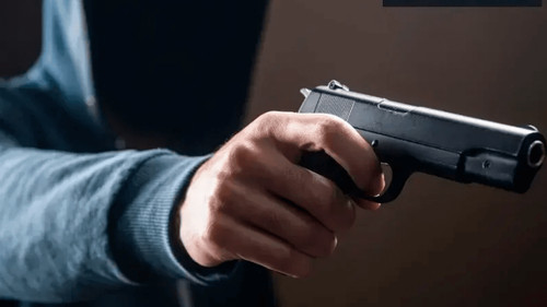 Sujeto amenaza con arma de juguete a trabajadora de una tienda de anime en Santa Cruz y se lleva dinero