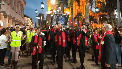  Bolivia conmemora el Viernes Santo con masivas procesiones y actos de reflexión