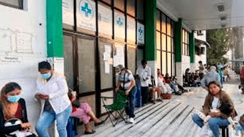 Trabajadores de salud cruceños inician paro de cinco días y advierten nuevas medidas si no pagan el bono de vacunación