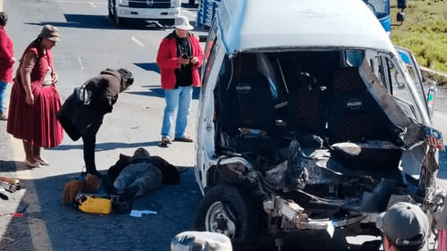 Aparatoso choque entre dos minibuses en la carretera a Achacachi deja dos heridos 