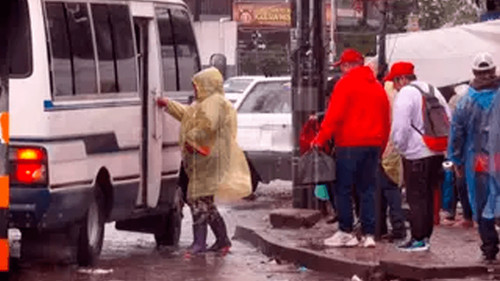 “Harto sufrimos”: Lluvias inundan barrios y dejan a vecinos sin transporte en Santa Cruz