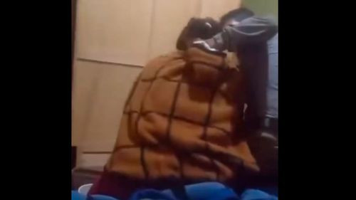 Buscan al agresor que apuñaló a su esposa frente a sus hijos en Quillacollo