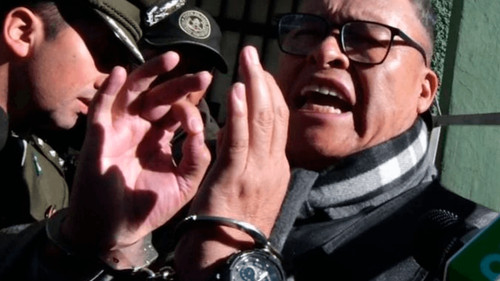 Zúñiga asiste a juicio y califica sus manillas como símbolo del poder político