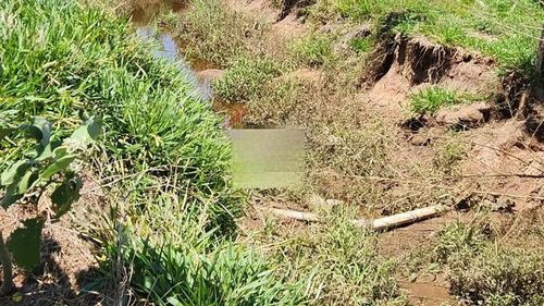 Encuentran el cuerpo de un hombre dentro de un canal en la Villa Primero de Mayo